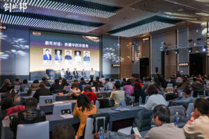 灵初智能斩获2025创业邦100未来独角兽企业，CEO王启斌圆桌论道：具身智能正进入“数据驱动”的关键周期