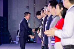 灵初智能荣登EAI-100具身智能年度百强榜单，揽双奖引领具身智能新航向